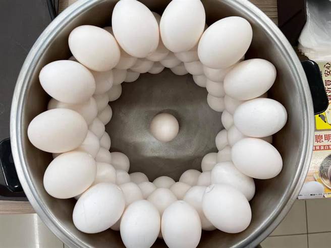 原PO友人曬出神級的疊蛋技巧，照片曝光引來同行朝聖。（圖片翻攝自FB／爆廢公社）
