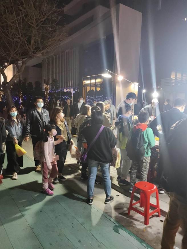 台北市基河路豪宅的一楼空间，晚上变成夜市，住户向议员陈情。（汪志冰提供）