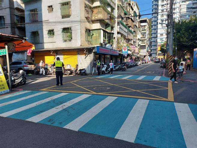 林口分局將以遠端監視，針隊所轄易壅塞路段周邊監視器畫面全面監看，掌握轄內各重要道路及路口交通狀況，採取「快速到位」方式進行疏導。(林口分局提供)