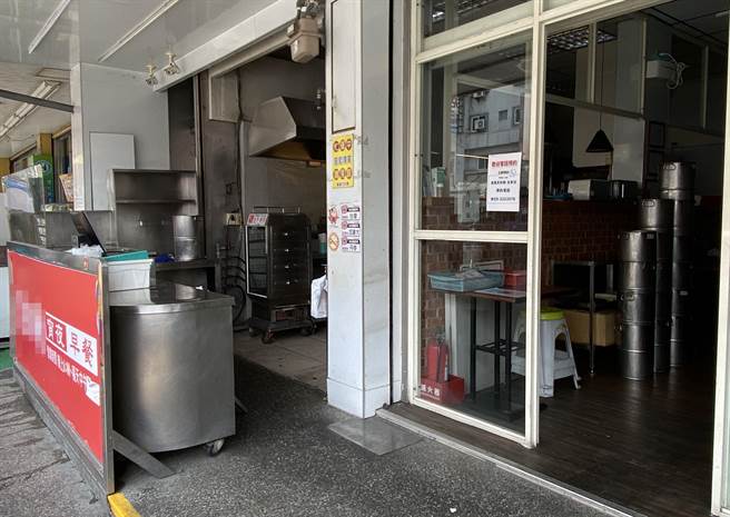 嘉義市知名豆奶攤早餐店員工說，飲品由中央廚房供貨。（廖素慧攝）