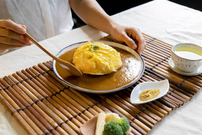 咖哩树门市内每一款咖哩饭皆可加点日式欧姆滑蛋。（图／品牌提供）