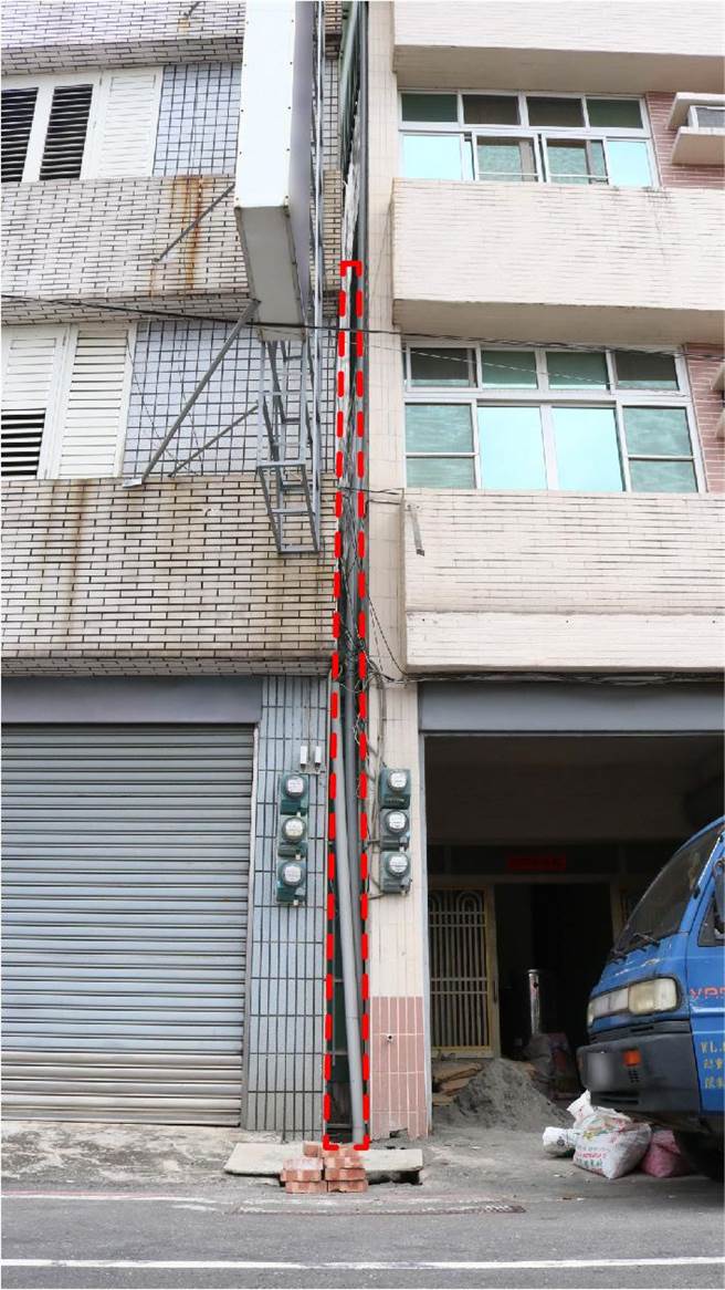 行政执行署屏东分署成功拍出宽度仅约35公分的狭长型土地，以总价28万9000元底价拍定。(屏东分署提供)