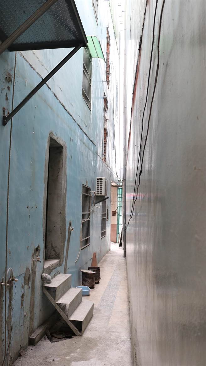 行政执行署屏东分署成功拍出宽度仅约35公分的狭长型土地，以总价28万9000元底价拍定。(屏东分署提供)