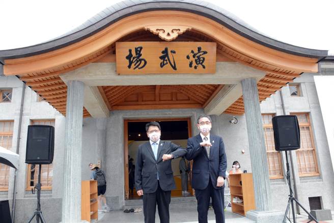 屏東縣政府選在演武場舉辦「台日友情」日本漫畫家感謝簽名板展，展現台日情誼。（林和生攝）