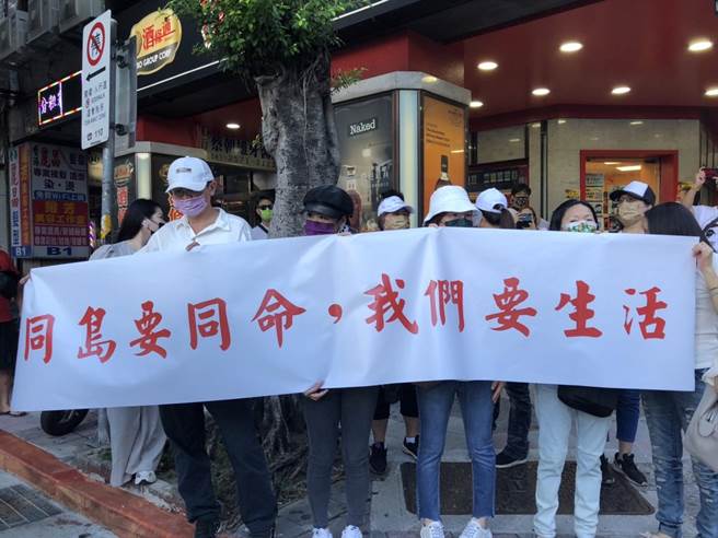 酒店、舞廳業者不滿，日前上街抗議，要求復業。（本報資料照）