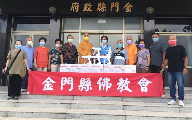 金门海印寺与金门县佛教会今天捐赠县府清消喷灯520具，转发高中以下学校（含幼儿园）使用，进一步强化校园防疫能量。（金门县府提供）