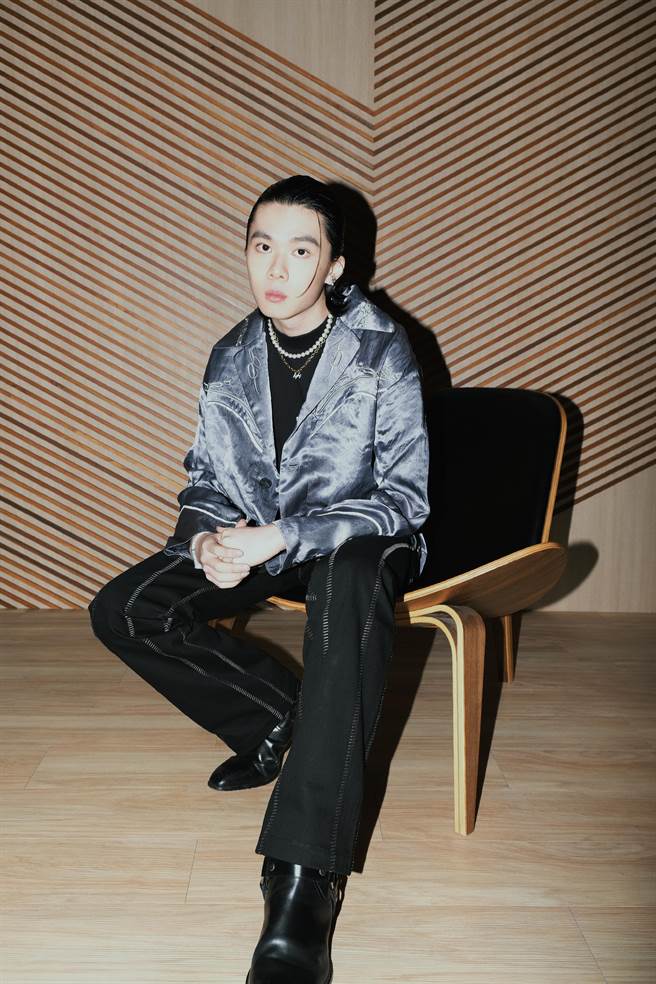 Hosea推出新单曲〈傀儡摇篮曲〉。（华纳音乐提供）