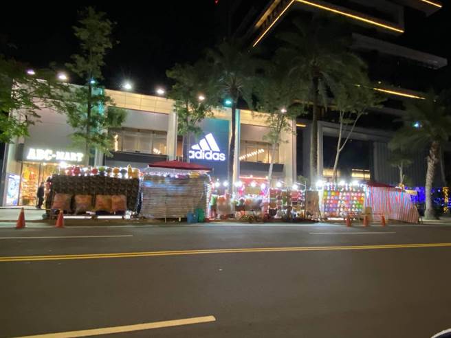 台北市基河路「圆山1号院」前入夜后变成夜市，往来人潮制造噪音、脏乱让居民忍无可忍。（台北市议员汪志冰研究室提供／张立勋台北传真）