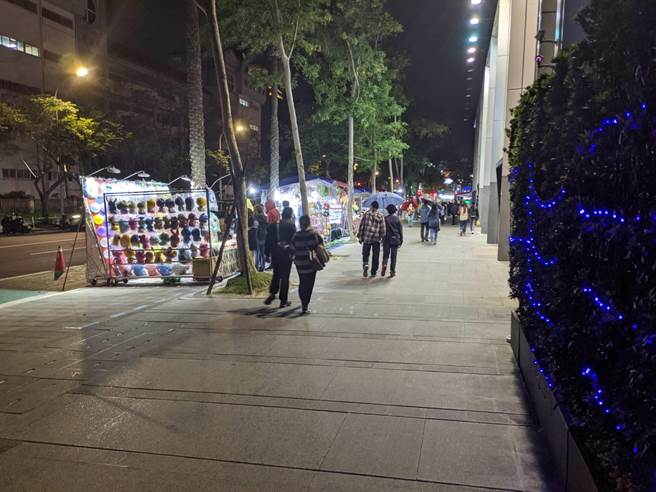 台北市基河路「圆山1号院」前入夜后变成夜市，往来人潮制造噪音、脏乱让居民忍无可忍。（台北市议员汪志冰研究室提供／张立勋台北传真）