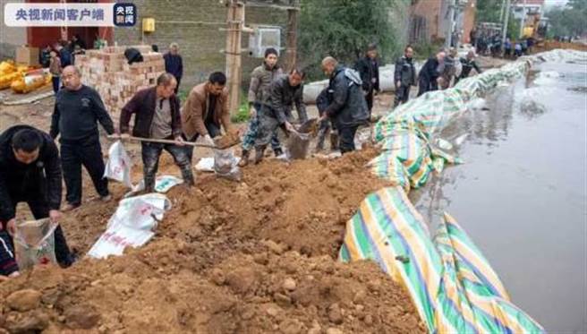 大陆山西省连日暴雨，河新绛段出现近40年来最大洪峰，堤坝崩裂造成部分农田被淹。(图／央视截图）