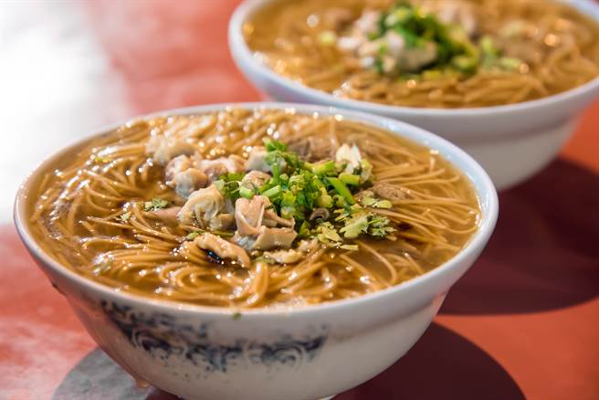 近日蚵仔麵线引起网上热议，有位网友指出，新北市三重真的有在卖20元的小肠麵线。（示意图／Shutterstock）