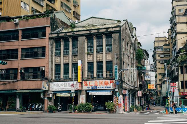 1920、30 年代归绥街一带酒楼林立，成为文化先贤们知识交流、广结豪杰的热门据点，如今只剩下精细的建物外墙，呼应百年前的荣景。（摄影／蔡耀徵）