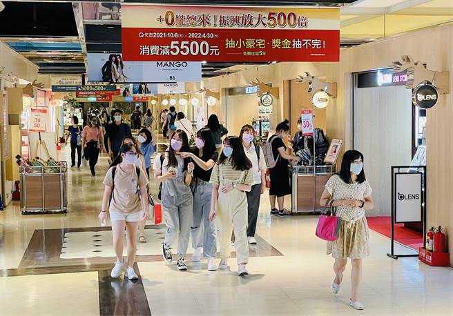 升恒昌、6IXTY8IGHT、爱康、京站、Kipling推出五倍券优惠活动，图中为京站购物人潮。（图／品牌提供）