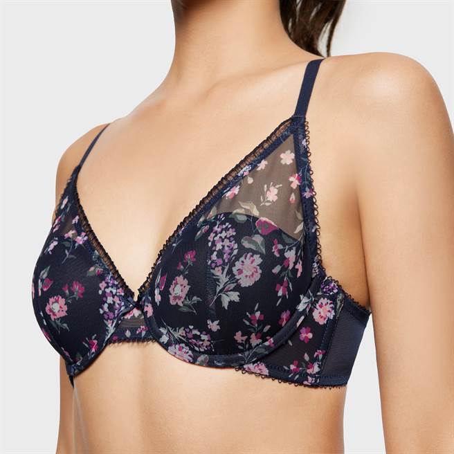 6IXTY8IGHT推出满满少女风情的碎花蕾丝新品。（图／品牌提供）