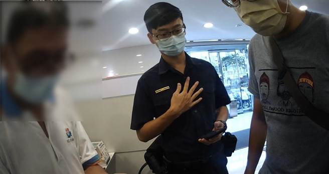 员警到场劝阻老翁匯款，及时保住他的老本。（翻摄照片／林郁平台北传真）