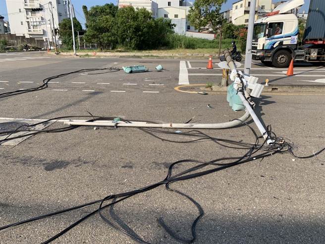 竹南镇公义路、科学路口号志，遭大货车扯断电线连同拉倒号志灯杆。（竹南警分局提供／谢明俊苗栗传真）