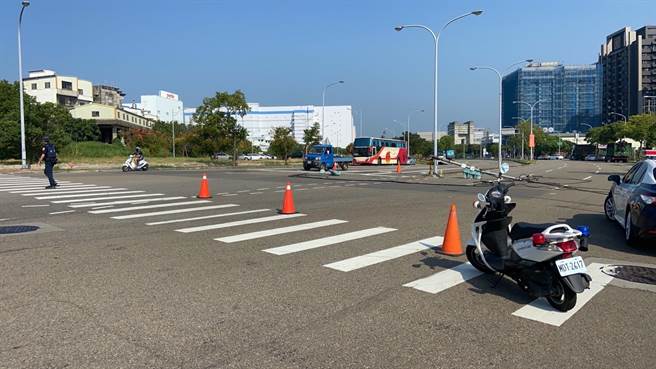 竹南镇公义路、科学路口号志，遭大货车扯断电线连同拉倒号志灯杆。（竹南警分局提供／谢明俊苗栗传真）