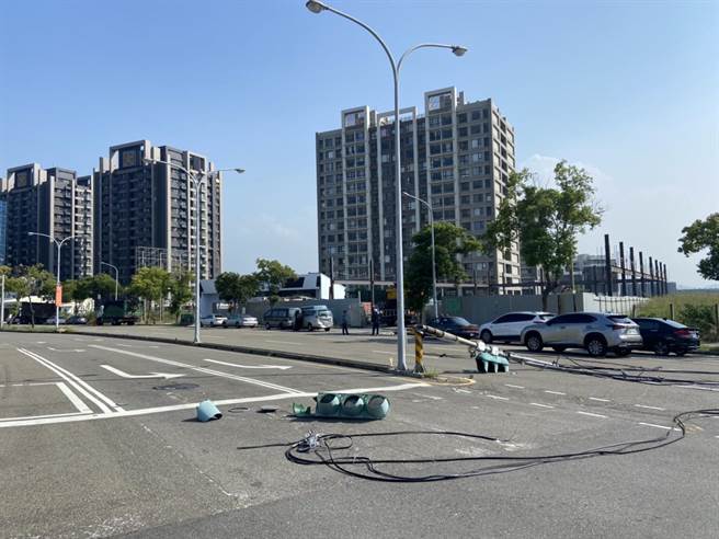 竹南镇公义路、科学路口号志，遭大货车扯断电线连同拉倒号志灯杆。（竹南警分局提供／谢明俊苗栗传真）
