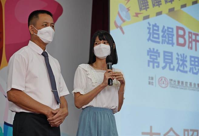 何先生（左）因轻忽B肝而导致肝癌，当时年仅19岁的女儿（右）自告奋勇换肝为爸爸续命。（台湾癌症基金会提供）