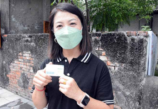 胜利星村店家推出胜利卡，透过团体战方式抢搭五倍券商机。（林和生摄）