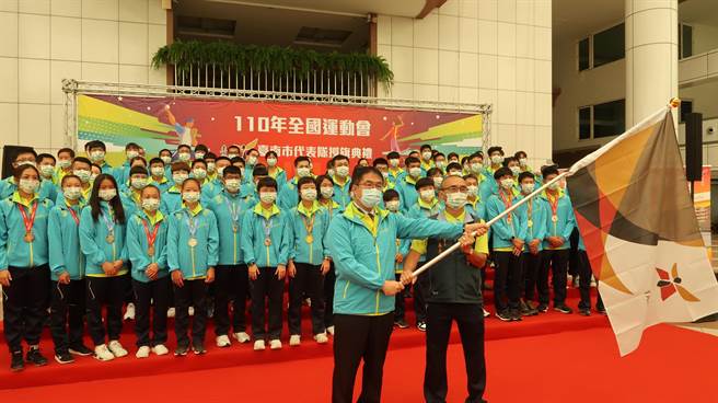 台南市長黃偉哲（左）為全運會代表隊授旗，期許台南市代表隊旗開得勝。(曹婷婷攝)