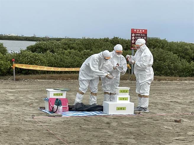 台南市農業局8日下午於頂山第一賞鳥站旁廣場辦理「黑面琵鷺保護區及度冬棲地巡守及環境整備共同演練」。（劉秀芬攝）