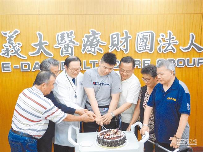 高苑工商举重队林姓学生（中灰衣者）2016年返回母校梓官国中受训时，协助搬运大树遭压伤胸椎、造成下半身瘫痪，一审向校方求偿2千万败诉，二审高雄高分院8日宣判，驳回林生上诉。（本报资料照片／袁庭尧高雄传真）