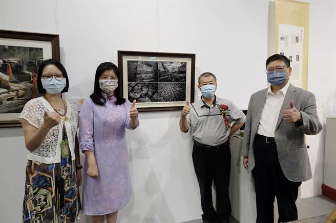 新竹美展摄影类竹堑奖得主为罗浚滨（右二），在乾旱期间拍摄水库见底、重见断壁残垣的画面。（庄旻静摄）