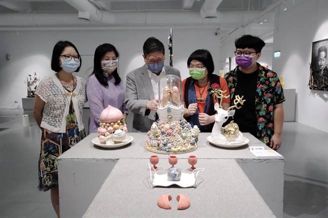 新竹美展获奖作品即日起于新竹县美术馆、新竹市演艺厅展出，今年作品不少以疫情、旱象为主题，贴近现实。（庄旻静摄）