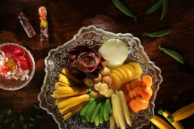 「山海楼」的「蔬菜花园」，食材选用依循时令，并依季节变化调整菜单内容。（图／山海楼）