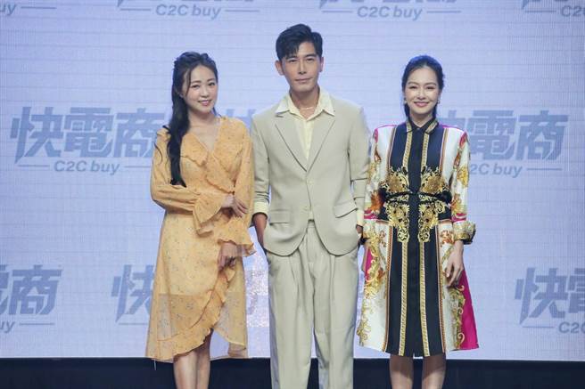 王思佳（右起）与森田、ㄚ头今一起出席电商活动。（罗永铭摄）