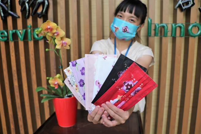 屏东潮州的兰花业者在趁势推出蝴蝶兰口罩后，整体业绩成长10倍，也顺利带动兰花买气。（谢佳潾摄）