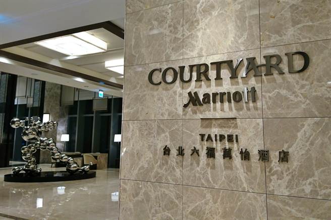 六福旅遊集團宣布響應政府防疫政策，旗下台北六福萬怡酒店465間景觀客房9日起將轉為防疫旅館，「粵亮」廣式料理、「敘日」全日餐廳、The Lounge大廳酒吧及宴會廳仍對外提供服務。（記者林資傑攝）