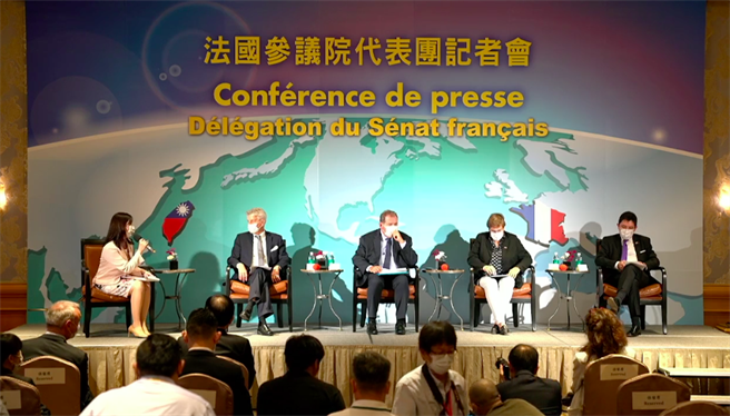 法國參議員李察代表團舉行記者會。（取自外交部直播）