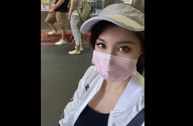 杨丽菁近日因父亲住院的关系，经常赴医院照顾陪伴。(取自杨丽菁粉丝团脸书)