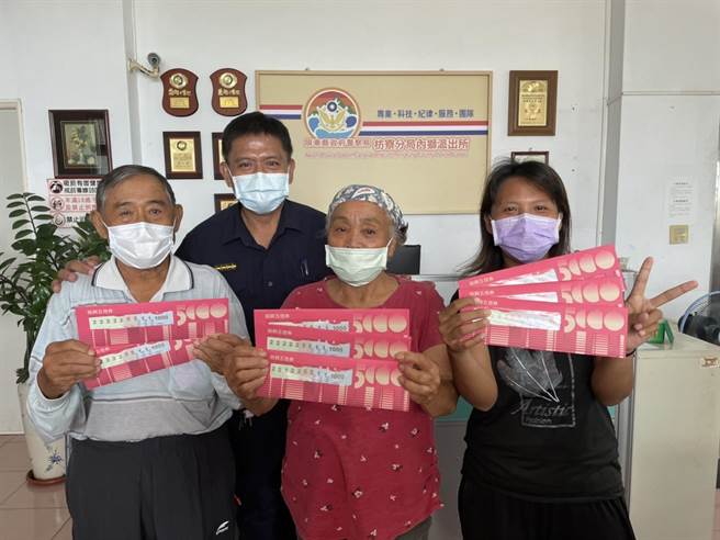 首波纸本五倍券8日开始领，全台不少邮局、超商涌现人潮，但屏东县狮子乡因无邮局与超商，居民是跑到派出所领取，形成有趣现象。（警方提供／谢佳潾屏东传真）