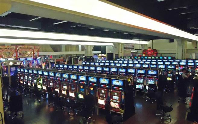 陳柏惟涉賭的「皇冠皇宮娛樂城」號稱斥資2億打造，內部奢華，鳳山警方查扣500多部賭博機台。（中時資料照 林宏聰攝）