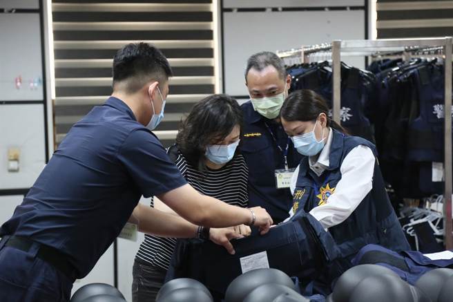 新北市政府警察局为确保员警执勤安全，今(8)日由警察局后勤科编排检查小组至土城分局实施「110年度警用装备检查」。（警方提供）