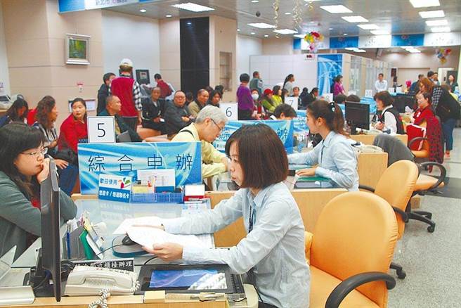 57万军公教可望调薪5％ 行政院：研拟明年比照基本工资调涨。（示意图／报系资料照）