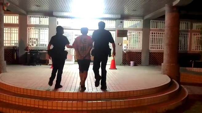 台东县鹿野乡瑞源村民眾上网抱怨近期家中物品常遭窃，警方一眼认出是辖区民眾，持拘票将他逮捕。（关山警分局提供／蔡旻妤台东传真）