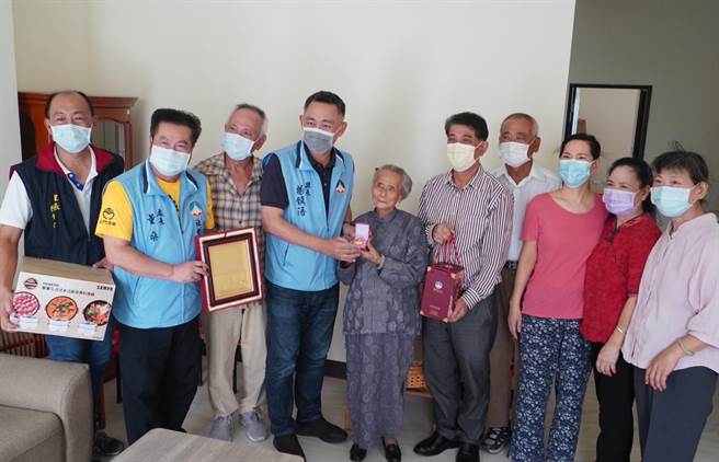 楊鎮浯縣長由董燊處長與陳文顧鎮長陪同拜訪金湖鎮百歲人瑞陳李含蓮。（金湖鎮公所提供） 	