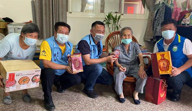 楊鎮浯縣長由董燊處長與楊忠俊鄉長陪同拜訪金寧鄉逾百歲人瑞趙許含。（金門縣府提供） 
