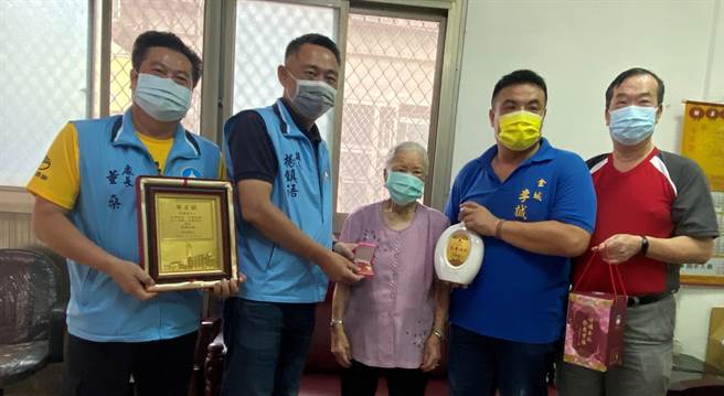 楊鎮浯縣長由董燊處長與李誠智鎮長陪同拜訪金城鎮百歲人瑞許福音。 （金門縣府提供）
