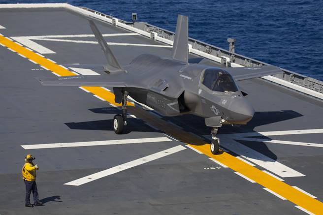 日本近日由美海军陆战队F-35B战机测试出云号准航母上起降试验，这是自从太平洋战争后日本战舰首次起降固定翼战斗机。(图／美国海军)