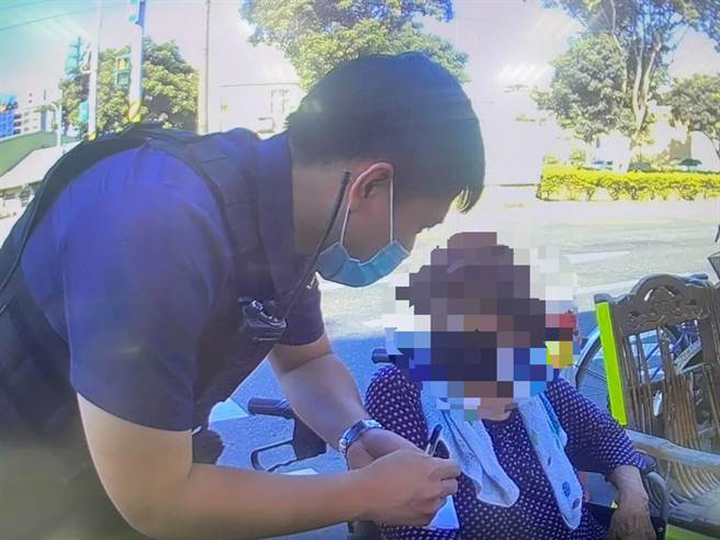 桃园市八德区有1名8旬妇人推轮椅外出但体力不支，由警方协助送返家。（桃园市警分局提供／陈梦茹桃园传真）