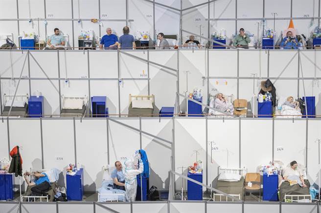 感染新冠肺炎的患者在塞爾維亞被改建為專門收治COVID-19患者的Stark Arena體育館中接受治療。（圖／路透）