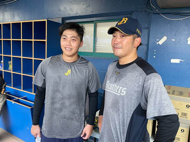 中信兄弟投手高野圭佑（右）与吕彦青。（毛琬婷摄）
