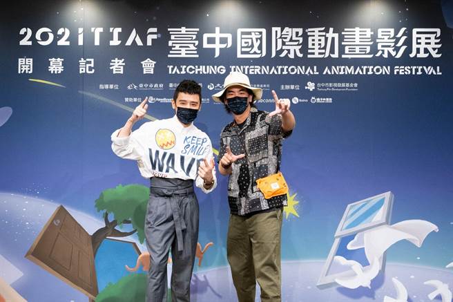 艺人柯有伦及新生代戏剧小生邱志宇出席为「台中国际动画影展」站台。（卢金足摄）