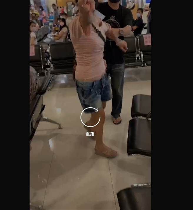 杨丽菁无端遭穿粉色上衣的妇女袭击，录影自保。(经纪人提供)