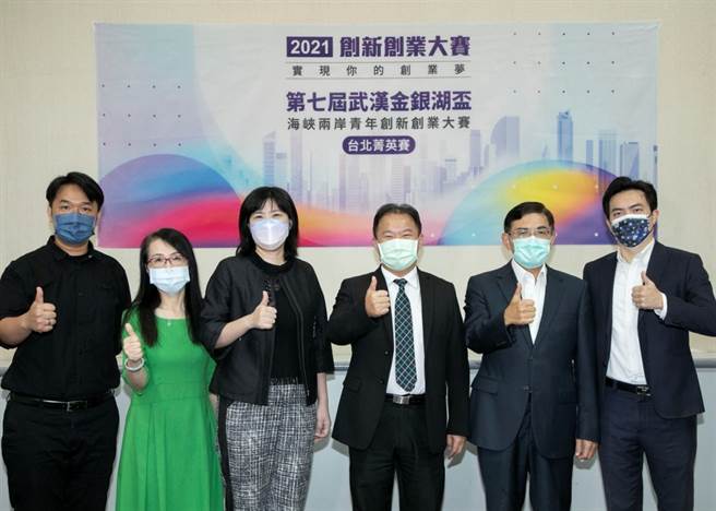 第七届武汉金银湖杯两岸青年创新创业大赛，10月8日在中国时报大楼举行复赛简报，中国时报行销业务部总经理王儒哲(右三)与评审委员合影。(摄影/林胜发)